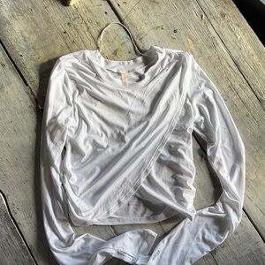 Free movement, White Tee cropped with side rushing and tulip front- like new.